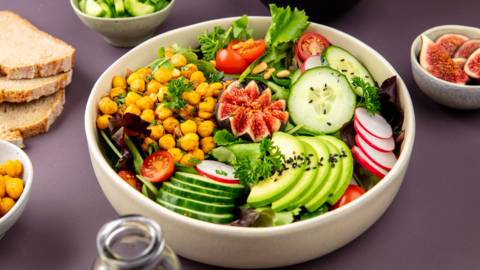 Veganer Salat mit Kürbiskernöl-Dressing