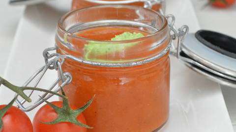 Geeiste Tomatensuppe mit Basilikum-Nocken