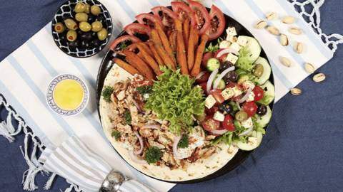 Gyros Teller mit Süsskartoffel Pommes und griechischem Salat