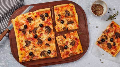 Pizza mit Schinken und Pilzen