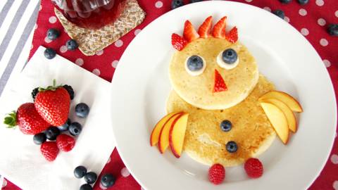 Pancake-Vogel mit frischen Früchten