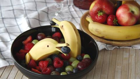 Bananen-Delfin mit Früchten