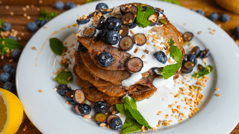 Vegane Superfood Pancakes mit Kernen Mix, Zitrone und Blueberries