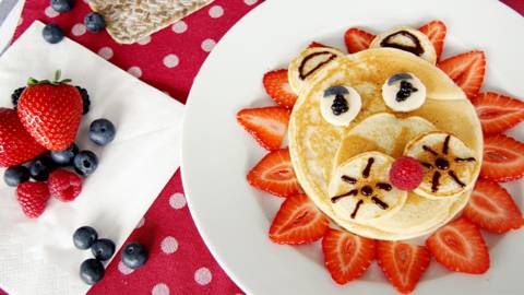 Pancake-Löwe mit frischen Früchten