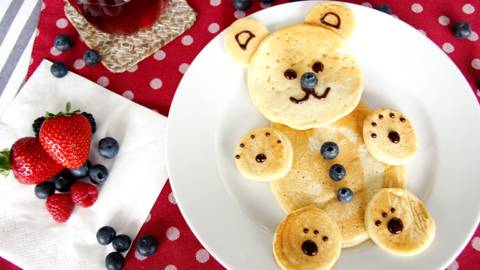 Pancake-Teddybär mit frischen Früchten