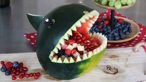 Melonen Hai mit Fruchtsalat