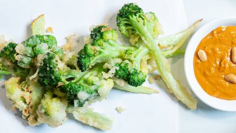 Broccoli Tempura mit Erdnusssauce