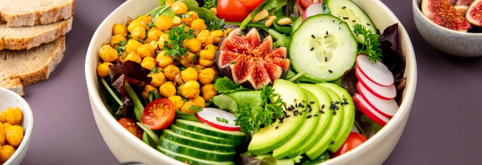 Veganer Salat mit Kürbiskernöl-Dressing
