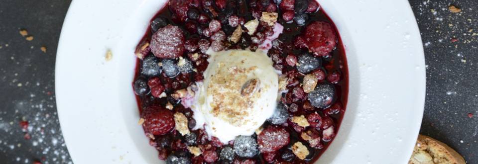 Sauerrahm-Glace mit Beerencoulis und Cantuccini-Crumble