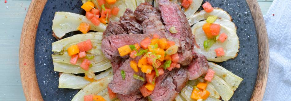 Rib Eye Steak auf grilliertem Fenchel mit Wassermelonen-Aprikosen-Salsa