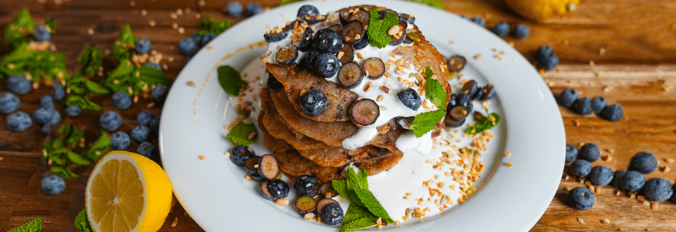 Vegane Superdood Pancakes mit Kernen Mix, Zitrone und Blueberries