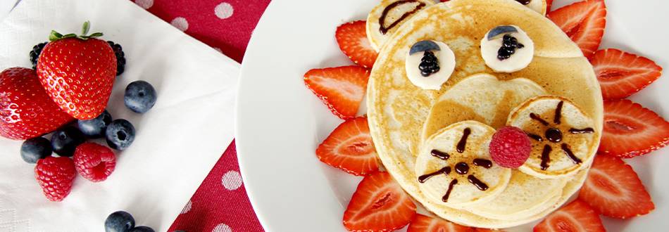 Pancake-Löwe mit frischen Früchten