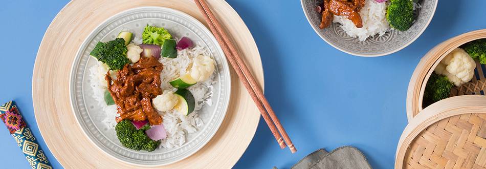 Koreanisches Kalbs-Bulgogi mit gedämpftem Gemüse und fluffigem Basmatireis