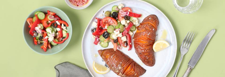 Hasselback-Süsskartoffel  mit griechischem Salat
