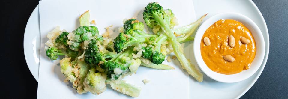 Broccoli Tempura mit Erdnusssauce